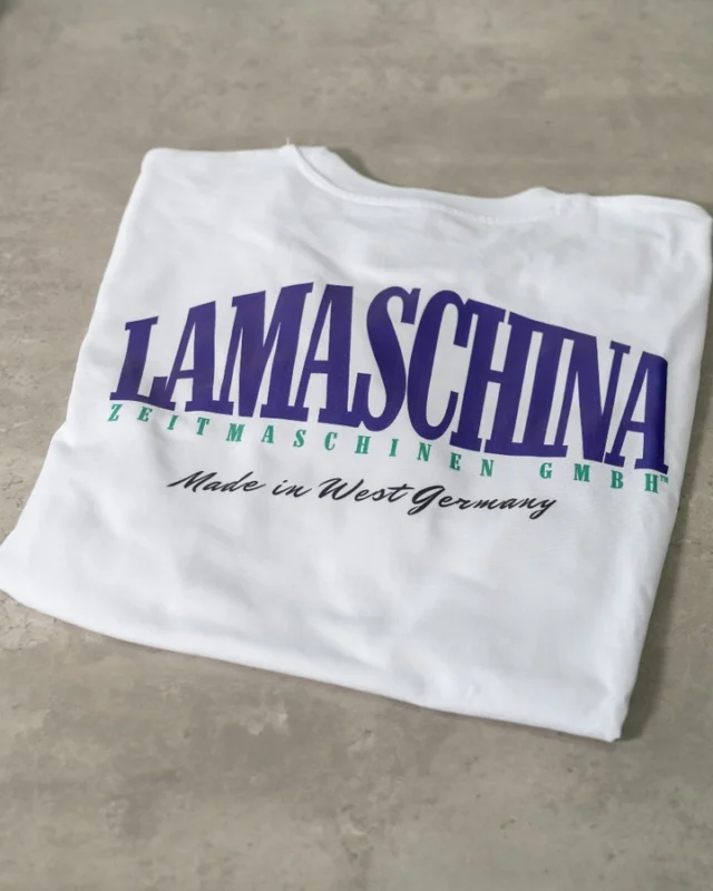 Retro-Look, aber frisch gedruckt. 👕

Ihr mögt den Look alter Bandshirts, College-Designs oder klassischer 80er- und 90er-Motive? Auch solche Retro-Shirts können wir für euch umsetzen.

Mit dem passenden Design, den richtigen Farben und der entsprechenden Veredelung entsteht der Vintage-Look auf einem neuen Shirt.

Du hast einen bestimmten Retro-Style im Kopf? Zeig ihn uns & wir schauen, wie wir ihn auf Textil bringen. 🔥