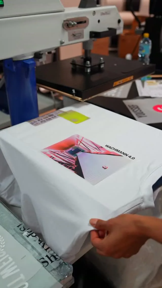 Schon mal dein selbst designtes Shirt getragen? 👕

Dann kennst du den Unterschied. Es ist eben nicht irgendein Shirt von der Stange. Du hast das Motiv ausgesucht, die Idee entwickelt oder das Design selbst erstellt und trägst am Ende genau das, was du dir vorgestellt hast.

Ob eigenes Design, Firmenlogo, Vereinsmotiv, Spruch oder eine Idee, die sonst niemand trägt. Wir bringen dein Motiv aufs Textil und machen daraus dein eigenes Kleidungsstück.

Und mal ehrlich: Das erste Mal das eigene Design fertig auf einem Shirt zu sehen, fühlt sich schon ziemlich gut an. 😎

Was würdest du auf dein eigenes Shirt drucken?

#Textildruck #DTFDruck #Textilveredelung